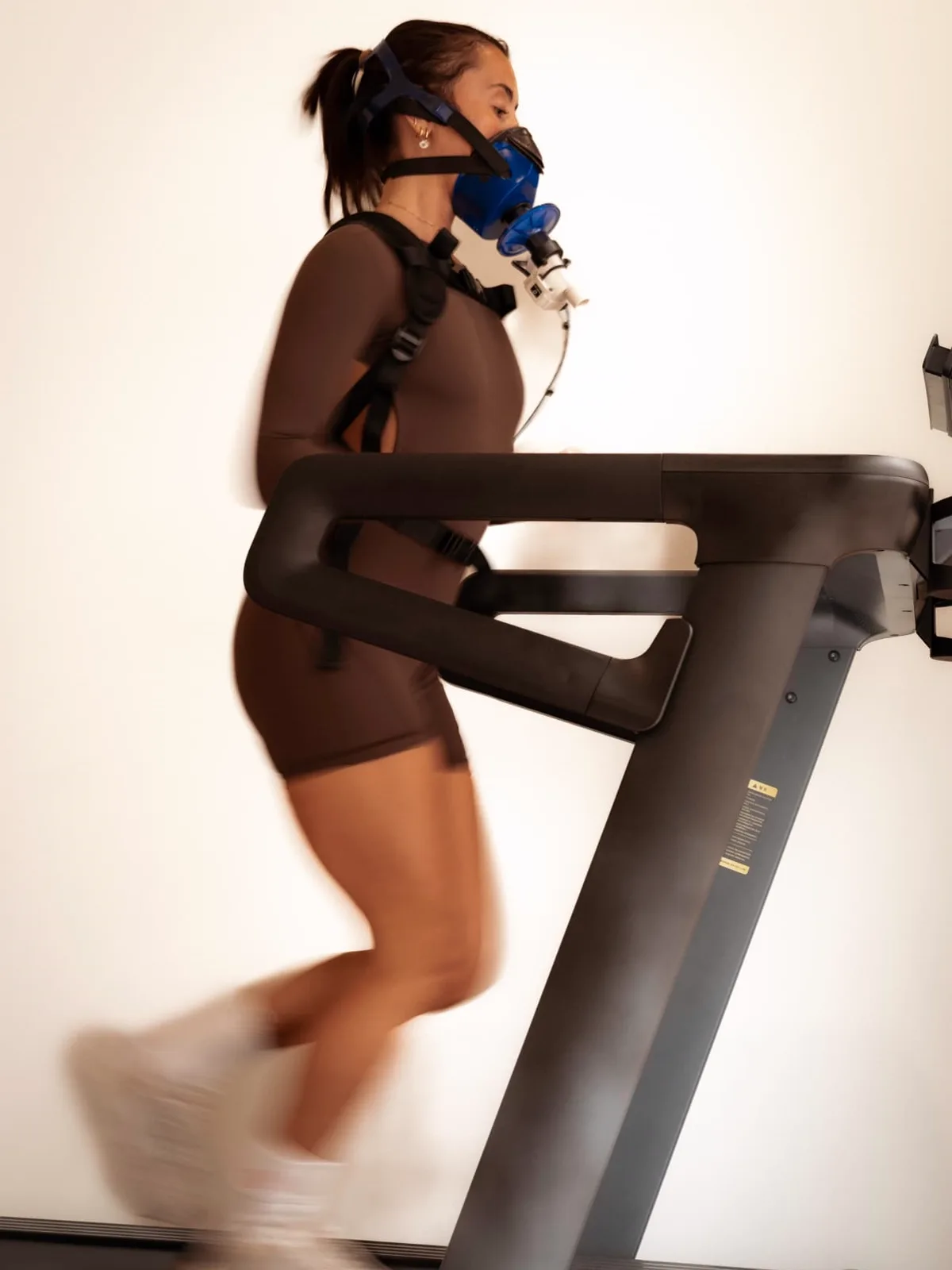 Hydrogen Inhalation — client on a treadmill with a breathing mask during a gas protocol